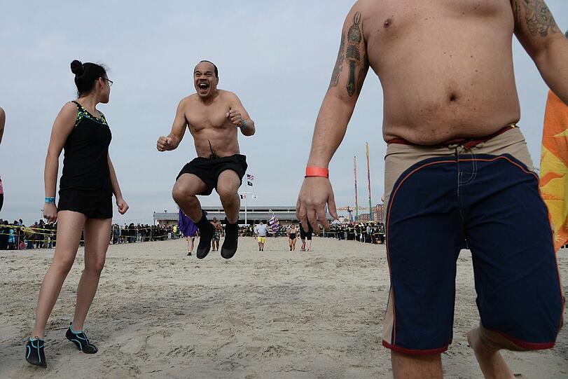 Auch in Brooklyn, New York (USA) wagten sich ins kalte Wasser. Organisiert wurde das alljährliche Event vom Coney Island Polar Bear Club, dem ältesten Winterbadeverein der USA. Von November bis April schwimmen die Mitglieder jeden Sonntag im Atlantik.