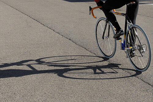 Aus bislang ungeklärten Gründen stürzte ein 65-Jähriger von seinem Rennrad und verstarb auf der Straße. (Symbolbild)