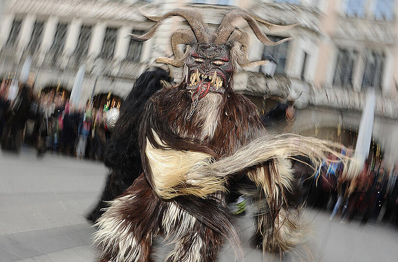 Traditioneller Münchner Krampuslauf durch die Fußgängerzone zum Marienplatz.