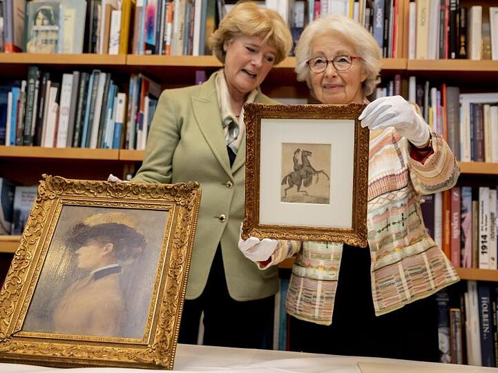 Kulturstaatsministerin Monika Grütters (CDU, l), Kulturstaatsministerin, gibt Francine Kahn, Großnichte des Kunstsammlers Armand Dorville, als NS-Raubkunst identifizierte Werke zurück.