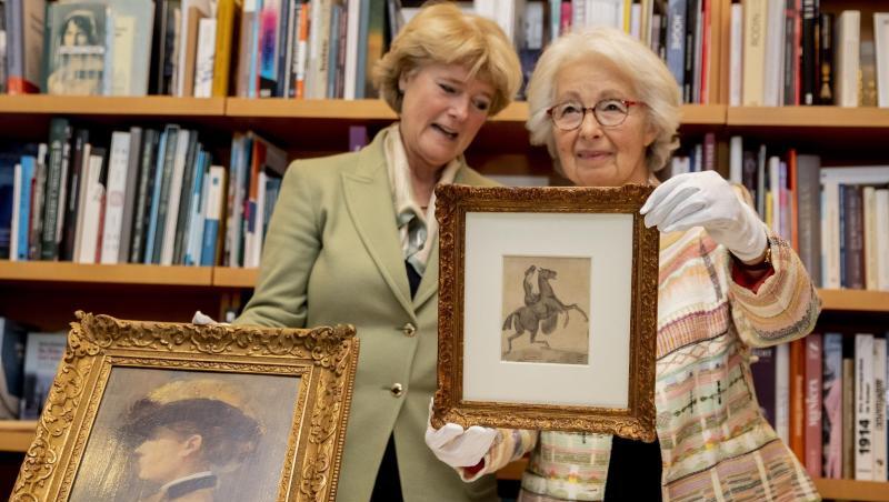 Kulturstaatsministerin Monika Grütters (CDU, l), Kulturstaatsministerin, gibt Francine Kahn, Großnichte des Kunstsammlers Armand Dorville, als NS-Raubkunst identifizierte Werke zurück. Kulturstaatsministerin Monika Grütters (CDU, l), Kulturstaatsministerin, gibt Francine Kahn, Großnichte des Kunstsammlers Armand Dorville, als NS-Raubkunst identifizierte Werke zurück.