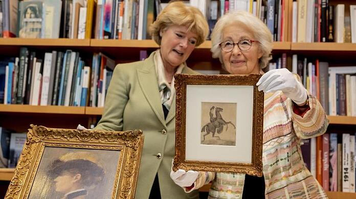 Kulturstaatsministerin Monika Grütters (CDU, l), Kulturstaatsministerin, gibt Francine Kahn, Großnichte des Kunstsammlers Armand Dorville, als NS-Raubkunst identifizierte Werke zurück.
