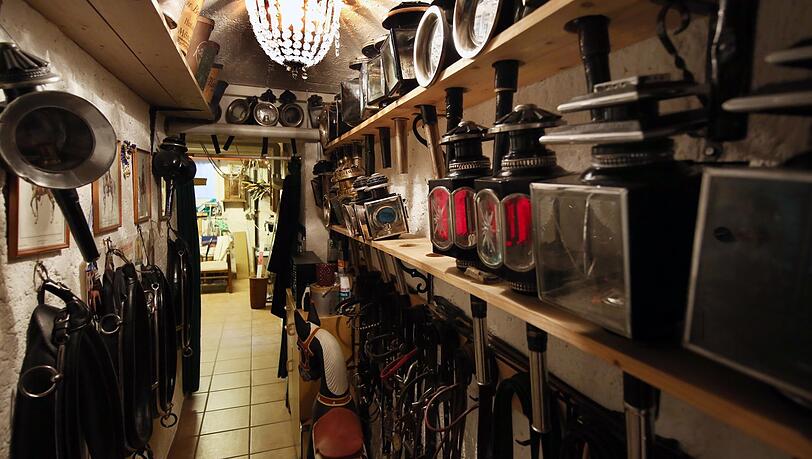 Eine große Sammlung an Lampen in der Kutscherei Hans Holzmann. Eine große Sammlung an Lampen in der Kutscherei Hans Holzmann.