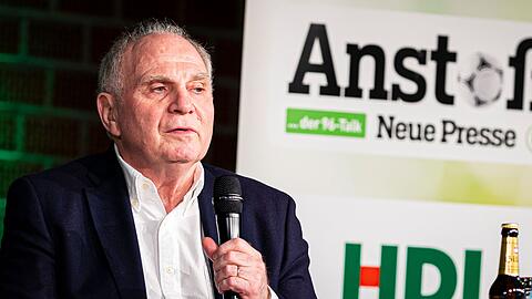 Der langjährige Bayern-Präsident Uli Hoeneß spricht im Rahmen der Talk-Runde "Anstoß" der Neuen Presse.