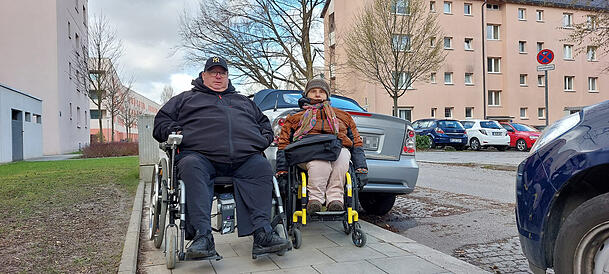 Michael Hausmanninger und Monika Burger vom Behindertenbeirat bei ihrer Begehung in Ramersdorf. Michael Hausmanninger und Monika Burger vom Behindertenbeirat bei ihrer Begehung in Ramersdorf.