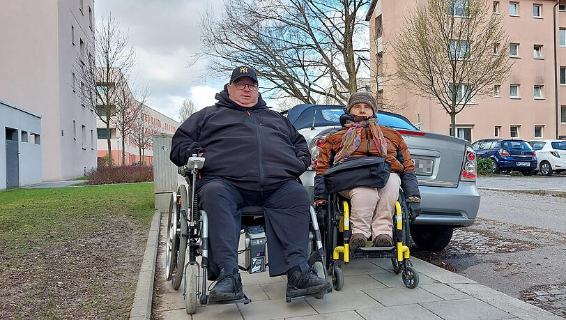 Michael Hausmanninger und Monika Burger vom Behindertenbeirat bei ihrer Begehung in Ramersdorf. Michael Hausmanninger und Monika Burger vom Behindertenbeirat bei ihrer Begehung in Ramersdorf.