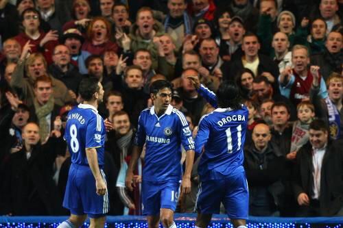 Warf eine Münze zurück in den Gästeblock und machte eine obszöne Geste: Didier Drogba (rechts) nach seinem Tor im Ligapokal.