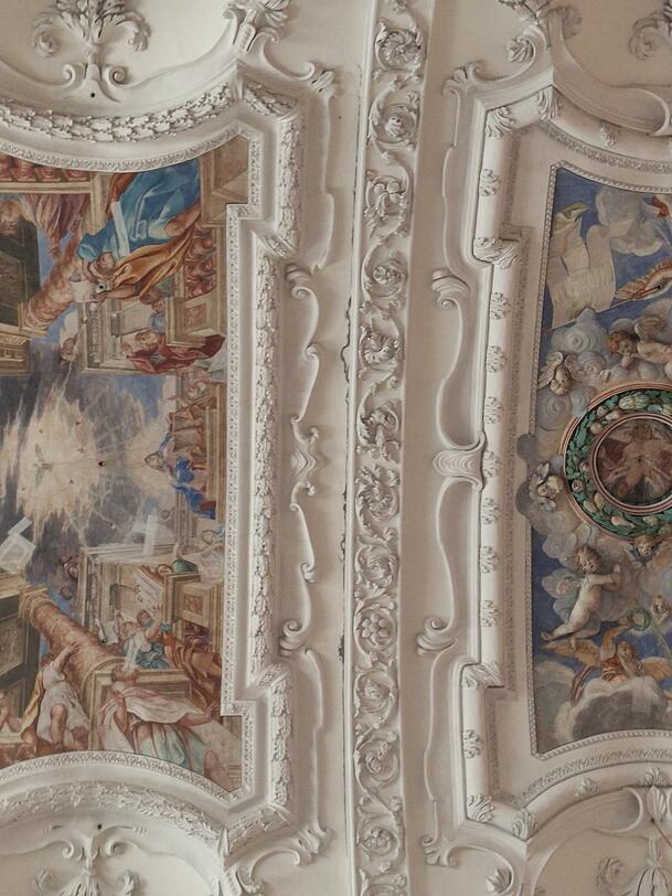 Ein Riss in der Decke der Basilika St. Benedikt. Diese darf derzeit nicht betreten werden. Ein Riss in der Decke der Basilika St. Benedikt. Diese darf derzeit nicht betreten werden.