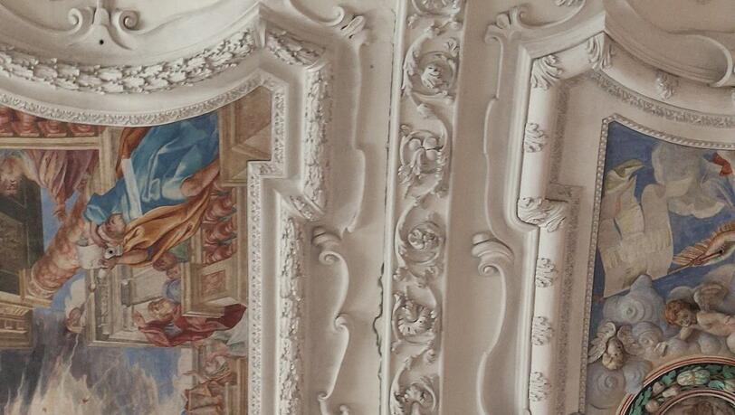 Ein Riss in der Decke der Basilika St. Benedikt. Diese darf derzeit nicht betreten werden.