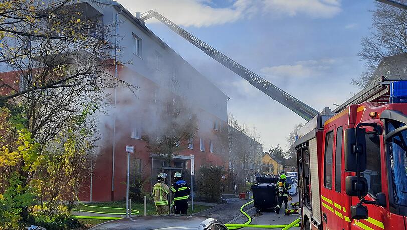 In der Brandwohnung wurde die Küche vollständig vom Feuer zerstört. Der Rest der Wohnung ist durch eine massive Ruß- und Rauchausbreitung ebenfalls unbewohnbar.