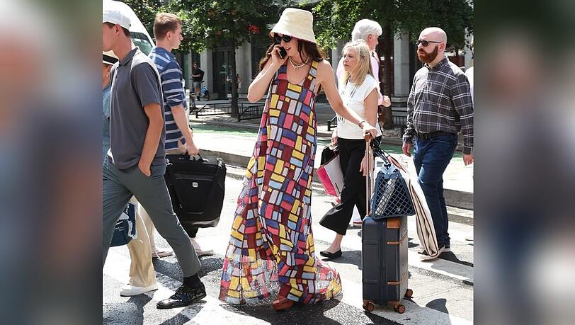 Hingucker auf den Straßen von New York City: Anne Hathaway ist zurück in ihrer Rolle der Andy Sachs.