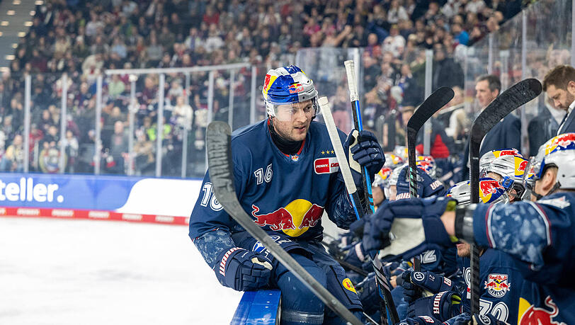 Passt alles? Papa Koni Abeltshauser mit seinen "Kindern" auf der EHC-Bank.