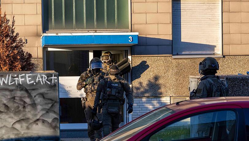 Polizei durchsucht neun Objekte in drei Städten wegen Verdachts auf Drogen- und Waffenhandel. Polizei durchsucht neun Objekte in drei Städten wegen Verdachts auf Drogen- und Waffenhandel.