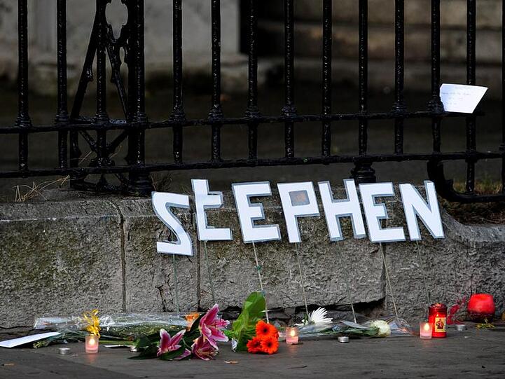 Blumen vor der St. Laurence O' Toole Church in Dublin, in der Stephen Gately vor seiner Beerdigung aufgebahrt wurde.