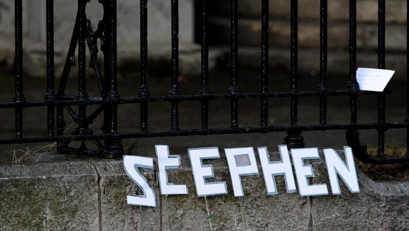 Blumen vor der St. Laurence O' Toole Church in Dublin, in der Stephen Gately vor seiner Beerdigung aufgebahrt wurde. Blumen vor der St. Laurence O' Toole Church in Dublin, in der Stephen Gately vor seiner Beerdigung aufgebahrt wurde.