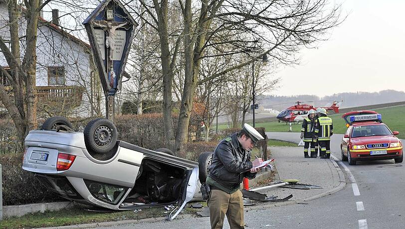 Das Auto wurde in eine Gruppe wartender Schulkinder geschleudert. Das Auto wurde in eine Gruppe wartender Schulkinder geschleudert.