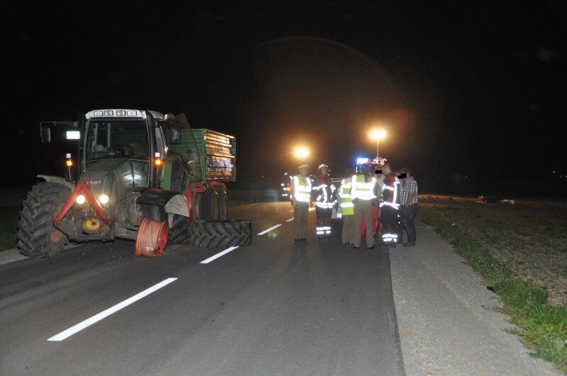 Tragischer Unfall bei Eggenfelden: Ein 39-jähriger Biker kracht in einen Traktor und kommt dabei ums Leben. Die Bilder