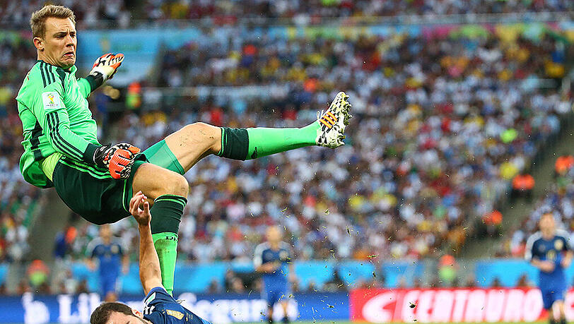 Manuel Neuer: Der Bayern-Keeper ist mit dem DFB-Team in Düsseldorf und Dortmund. Der Neuauflage des WM-Finals gegen Argentinien folgt am Sonntag das EM-Quali-Spiel gegen Schottland Manuel Neuer: Der Bayern-Keeper ist mit dem DFB-Team in Düsseldorf und Dortmund. Der Neuauflage des WM-Finals gegen Argentinien folgt am Sonntag das EM-Quali-Spiel gegen Schottland