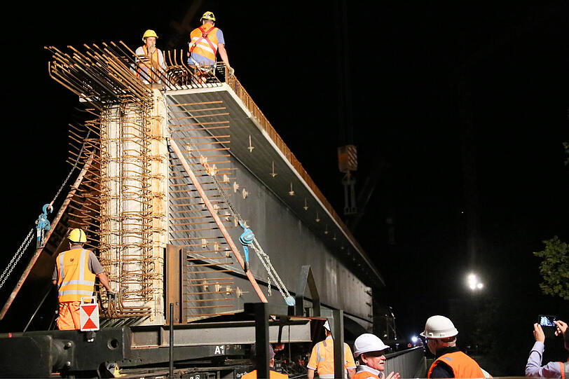 142 Tonnen schwer und 50 Meter lang - so wurde ein Brückenteil in Mühldorf am Inn eingesetzt.