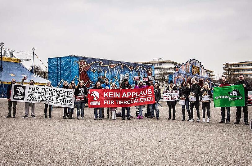 Zuvor demonstrierten mehrere Aktivisten von "Animals United" in Plattling.
