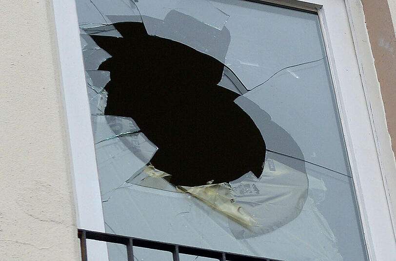 In ein Küchenfenster in der Haidhauser Straße warf jemand einen faustgroßen Stein und erschreckte damit eine Frau (31), die gerade in der Küche stand. Der Schaden beträgt mehrere hundert Euro, der Werfer konnte noch nicht ermittelt werden. Die Polizei ermittelt wegen Sachbeschädigung.