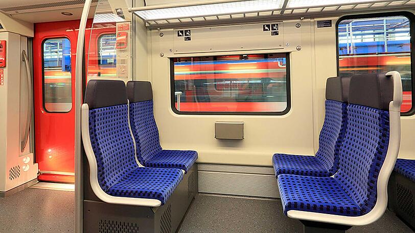 In einer S-Bahn onanierte ein Unbekannter am Wochenende vor einer 19-Jährigen.