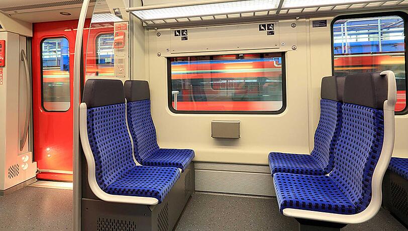 In einer S-Bahn onanierte ein Unbekannter am Wochenende vor einer 19-Jährigen. In einer S-Bahn onanierte ein Unbekannter am Wochenende vor einer 19-Jährigen.
