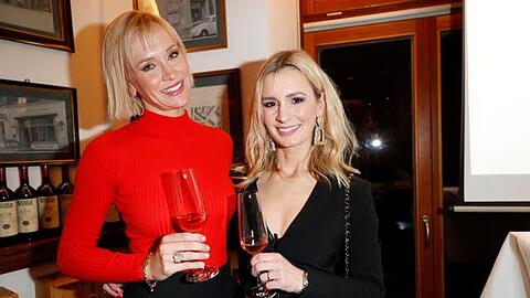 Beim Schlemmen in dem Münchner Restaurant "Vino e Gusto" am Freitagabend dabei: Anna Kraft und Karolin Kandler sowie...