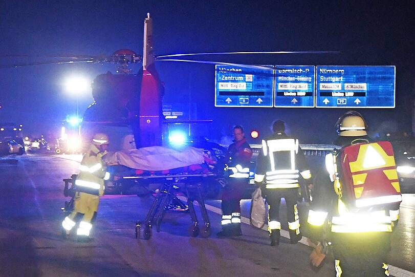 Auf der A8 bei Brunnthal kam es in der Nacht auf Samstag zu einem heftigen Unfall.