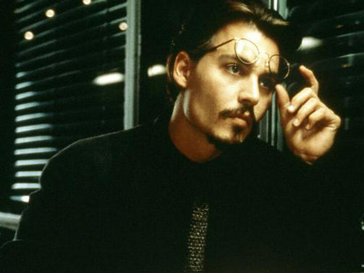 Bei der Suche nach dem wertvollen Buch "Die Neun Pforten" dringt der Buchjäger Dean Corso (Johnny Depp) in ein Labyrinth aus mysteriösen Ereignissen ein