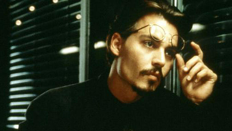 Bei der Suche nach dem wertvollen Buch "Die Neun Pforten" dringt der Buchjäger Dean Corso (Johnny Depp) in ein Labyrinth aus mysteriösen Ereignissen ein Bei der Suche nach dem wertvollen Buch "Die Neun Pforten" dringt der Buchjäger Dean Corso (Johnny Depp) in ein Labyrinth aus mysteriösen Ereignissen ein