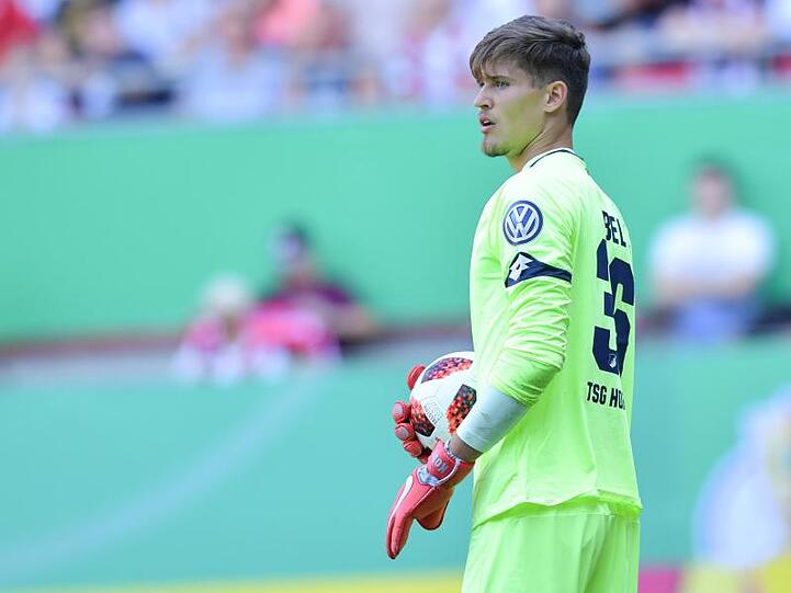 Hoffenheims Torwart Gregor Kobel hält den Spielball in den Händen. Foto: Uwe Anspach/Archiv