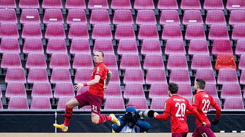 Kölns Doppeltorschütze Marius Wolf (l) freut sich über sein Tor zum 1:0.