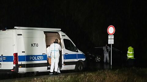 Polizisten im Einsatz an einem Waldgebiet in Dormagen. Dort war die Leiche des 14-J&auml;hrigen gefunden worden. (Archivbild)