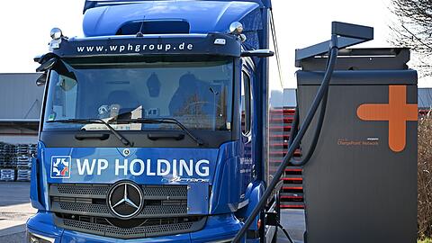 Voller Akku f&uuml;r die n&auml;chste Tour: Ein E-Lkw wird auf dem Gel&auml;nde der WP Spedition in Zwickau geladen.