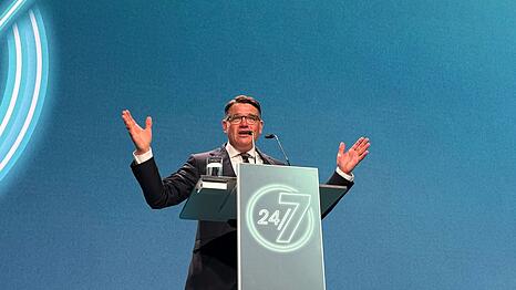 "Wir brauchen nicht weniger Merz, wir brauchen mehr Merz": Ministerpr&auml;sident Rhein st&auml;rkt dem Kanzler in seiner Rede auf dem Parteitag den R&uuml;cken.