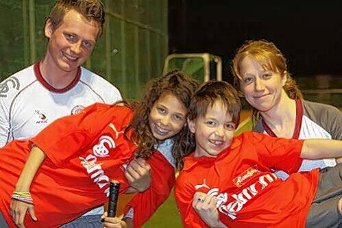 In guten Händen: die Nachwuchs-Hockeystars Laura Gailüs und Phillip Holzmüller mit den echsten Stars Felix Greffenius (l.) und Nina Hasselmann.