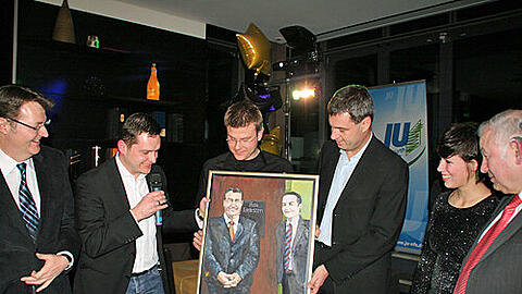 Ade auf der &bdquo;Schwarzen Nacht&ldquo;: Michael Frieser, Marcus König, Markus Söder und Günther Beckstein (v.l.) verabschieden den früheren Fraktionsgeschäftsführer Tobias Schmidt (2.v.l.) aus der JU.