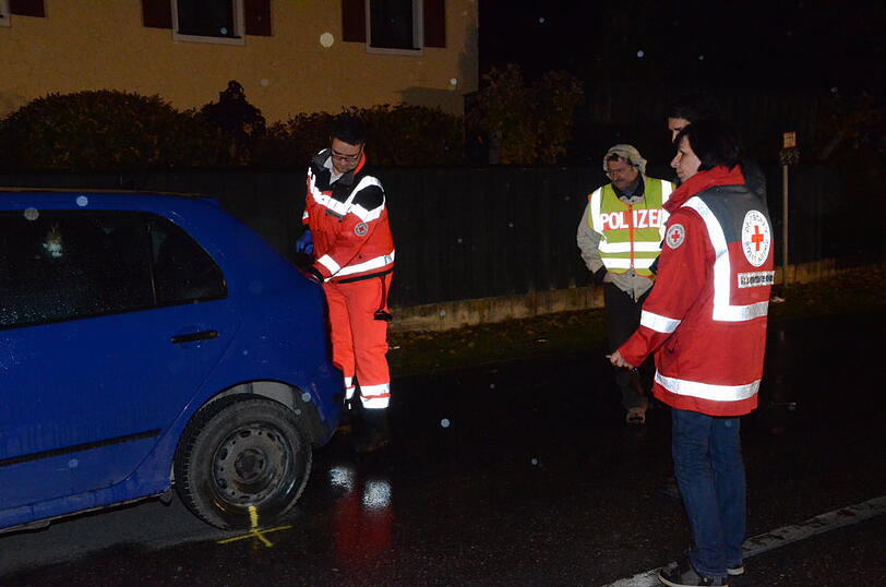 Ein Rentner-Ehepaar ist in Mühldorf am Inn von einem Pkw erfasst und getötet worden. Die Bilder von der Unfallstelle.