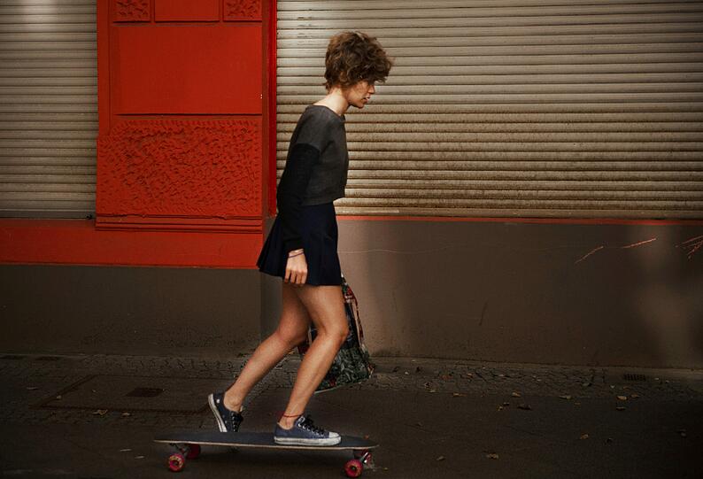 Helen (Carla Juri), mit einer missglückten Intimrasur, auf dem Weg ins Krankenhaus.