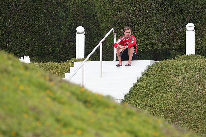 Mario Götze allein zu Haus: Der FC-Bayern-Star schaut am Freitagvormittag den Schalkern beim Training zu.