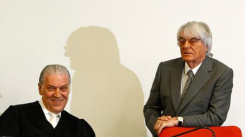 Bernie Ecclestone im Münchner Landgericht mit Anwalt Sven Thomas.