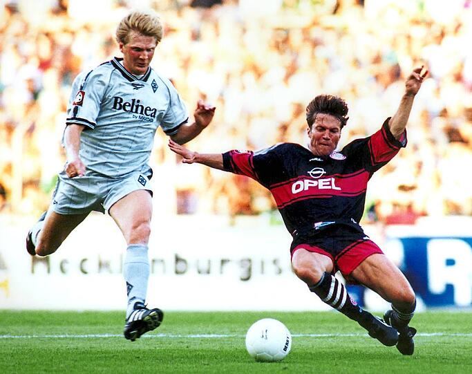 ... trug ebenso wie die früheren Nationalspieler Stefan Effenberg und Lothar Matthäus (r.), sowie ...