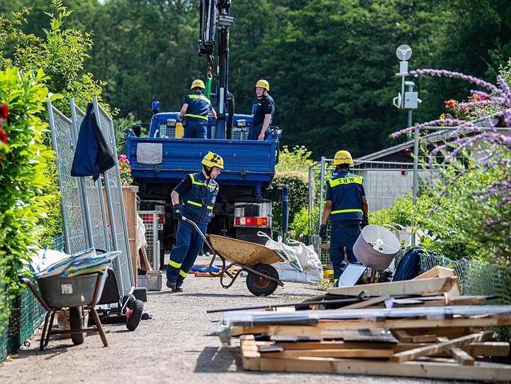Der Abbau erfolgt nahezu händisch ohne den Einsatz von Baumaschinen, um mögliche weitere Spuren zu erhalten.
