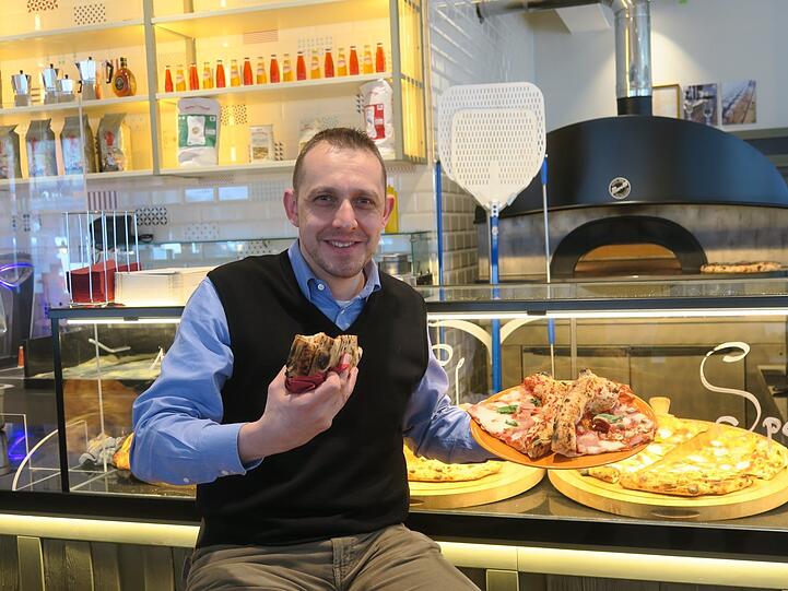 Schwört auf die Diavolo, die wie alle Pizzen aus dem italienischen Steinofen kommen: Strada-del-Goethe-Chef Alexander Egger.