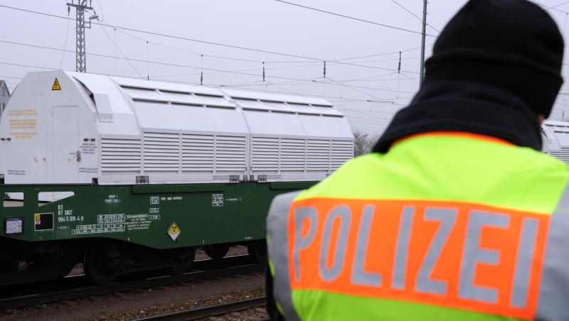 Transport von Castor-Behältern in Begleitung der Polizei.