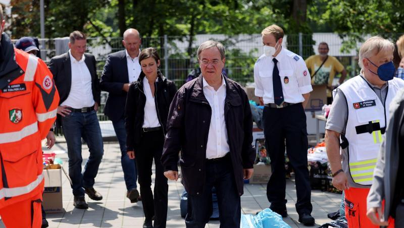 Armin Laschet (M, CDU), Ministerpräsident von Nordrhein-Westfalen, besuchte eine Notunterkunft in der vom Hochwasser stark betroffenen Gemeinde Erftstadt.
