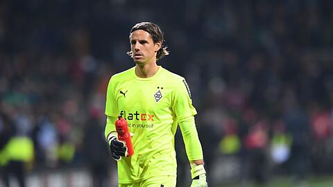 Gladbachs Torwart Yann Sommer geht in die Halbzeit.