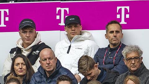 Der verletzte Bayern-Torwart Manuel Neuer ist am Samstag im Stadion gegen Schalke.