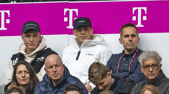 Der verletzte Bayern-Torwart Manuel Neuer ist am Samstag im Stadion gegen Schalke.